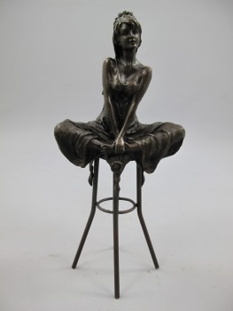 Bronzeskulptur Frau auf Barhocker im Schneidersitz