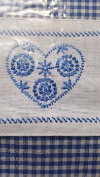 40/85 Tischläufer blau-weiß kariert Stickerei “Herz“