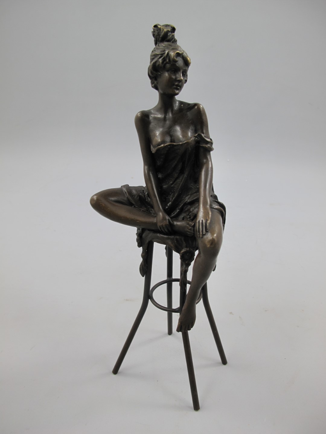 Bronzeskulptur Frau auf Barhocker Bronze Figur Skulptur 