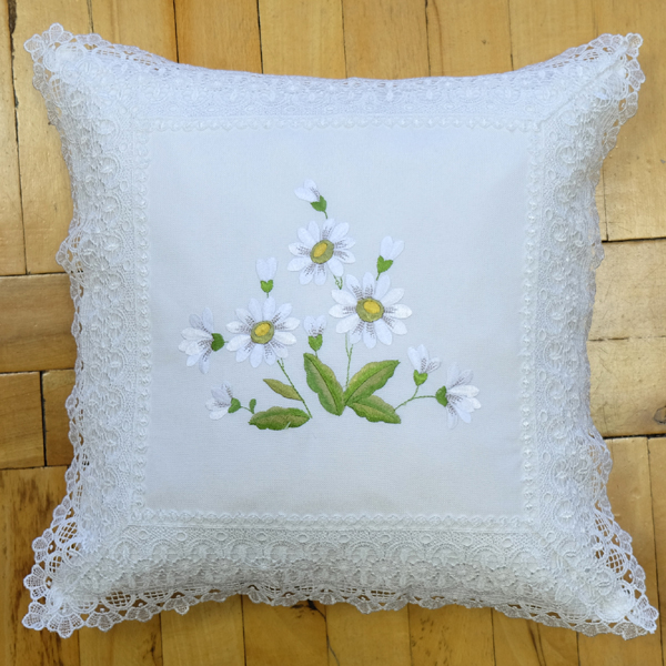 Kissen Im Landhausstil (50x30 Cm) – Mit Spitzenborte & Monogramm-Stickerei, Inkl. Füllung