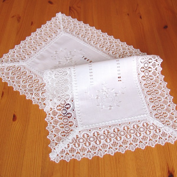 Tischläufer Landhaus Hohlsaum mit Stickerei und Spitze