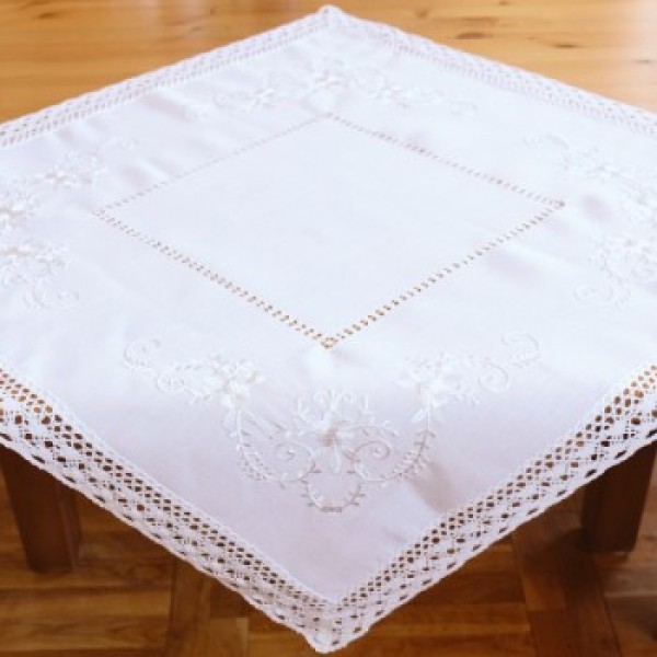 Raebel – Mitteldecke (85×85 cm) – wollweiß Stickerei mit Spitze